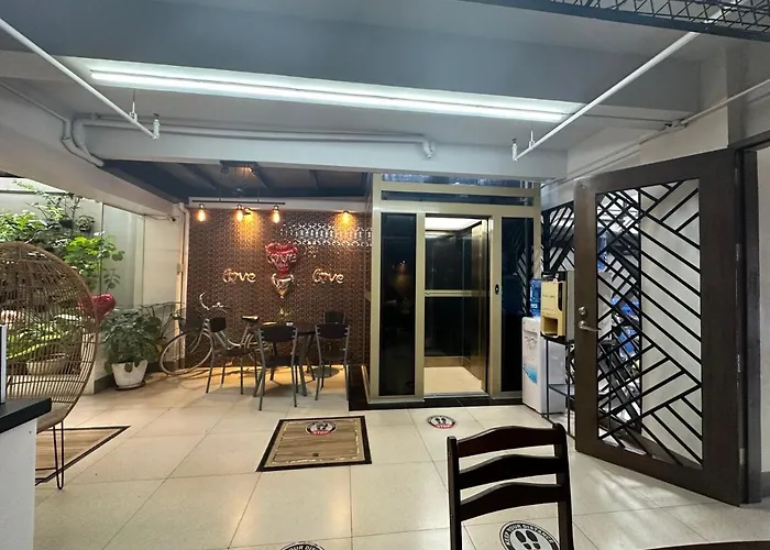 Cornerstone Manor Hotel 3*
